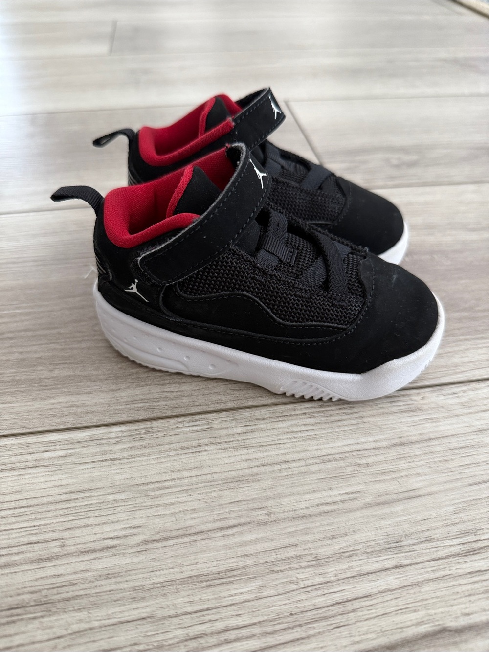 Jordan Max Aura 2 Black and red toddler tennis shoes size 7 toddler